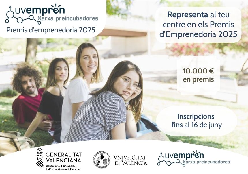 Un grup d'alumnes somriu a càmera asseguts en l'herba